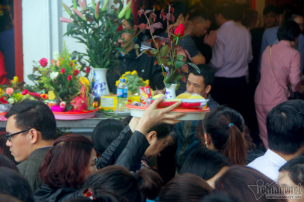 Vàng mã đốt nghi ngút, tiền lẻ rải kín phủ Tây Hồ rằm tháng Giêng